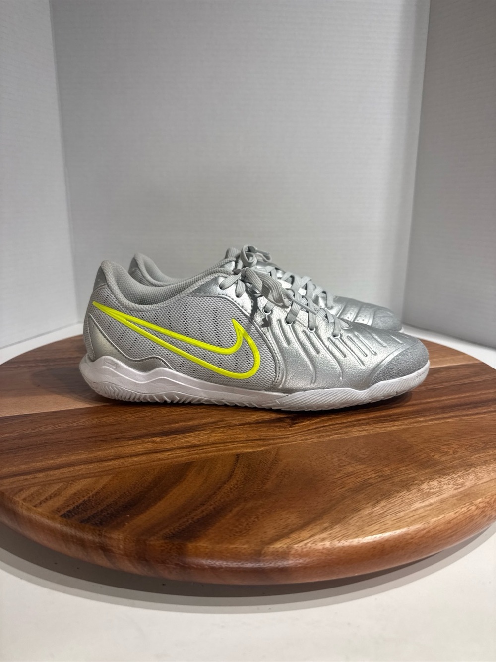 Nike Legend 10 Academy IC Indoor Soccer Shoes Men’s Size 7.5 Silver/Volt/White